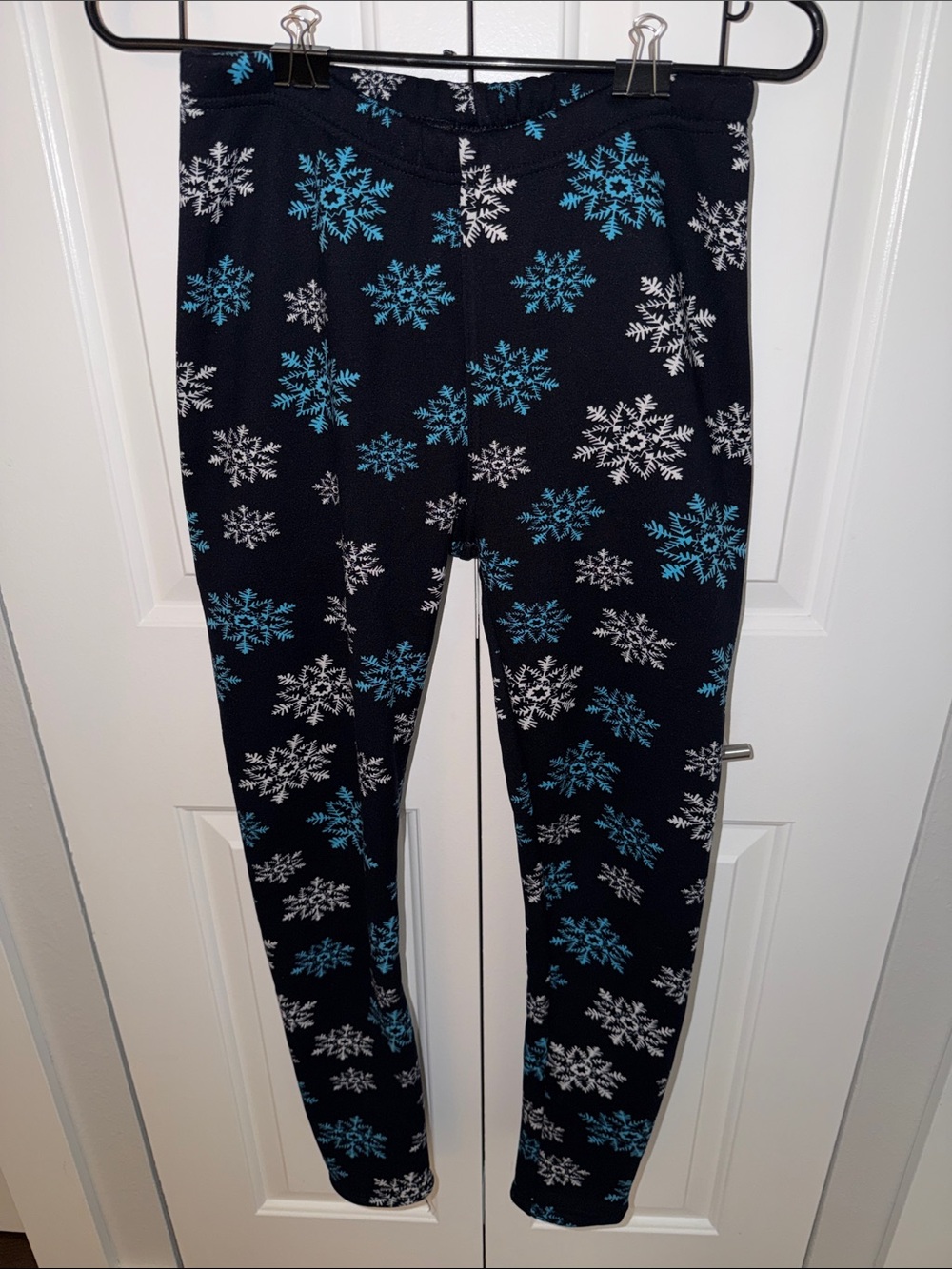 Just Cozy Snowflake Print Fleece Lined 
 Leggings - Blue & White Snowflakes